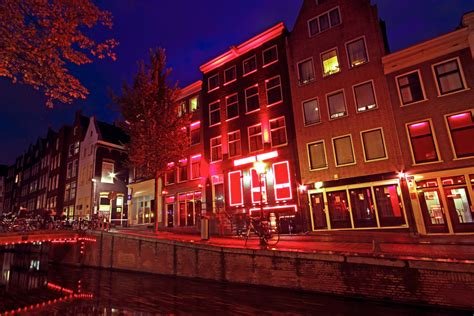 Amsterdam chiude i tour a luci rosse: chi glielo dice a .